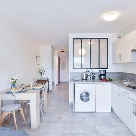 Les Beaux Jours Super Flat For 3 With Ac, Balcony & View Appartamento