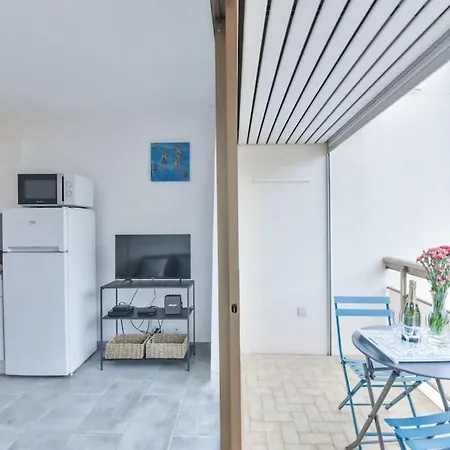 Les Beaux Jours Super Flat For 3 With Ac, Balcony & View Appartamento Antibes