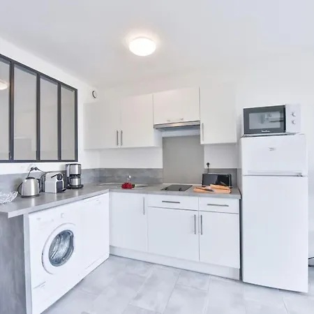 Les Beaux Jours Super Flat For 3 With Ac, Balcony & View