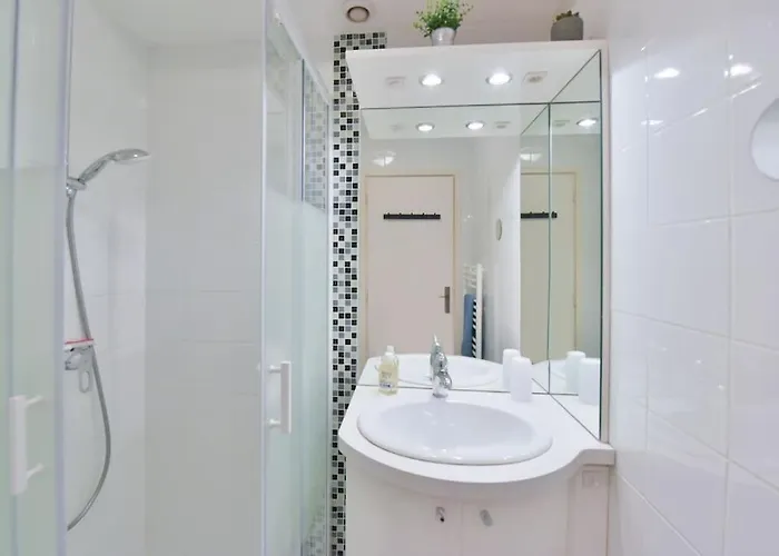 Appartamento Les Beaux Jours Super Flat For 3 With Ac, Balcony & View Antibes