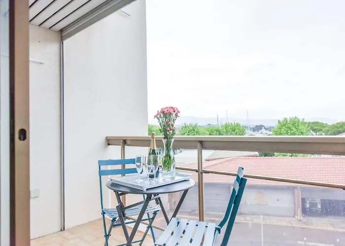 Les Beaux Jours Super Flat For 3 With Ac, Balcony & View *