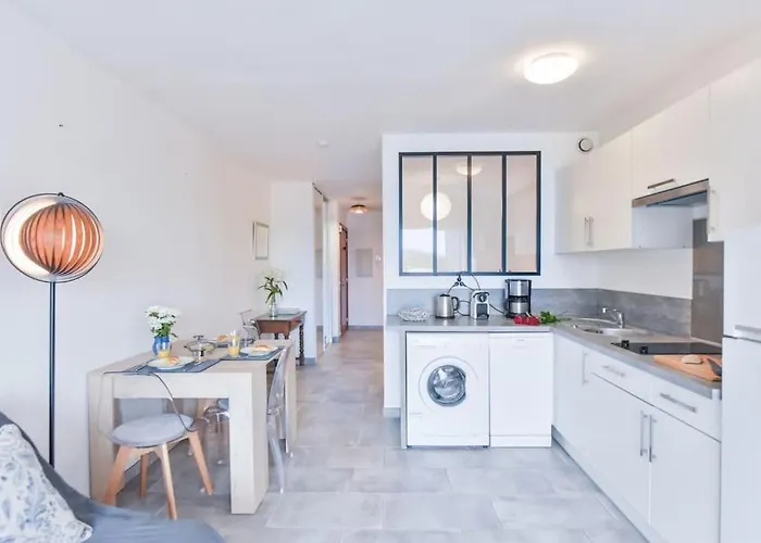 Les Beaux Jours Super Flat For 3 With Ac, Balcony & View Appartamento