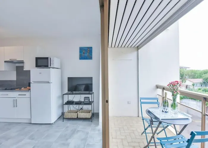 Les Beaux Jours Super Flat For 3 With Ac, Balcony & View Appartamento Antibes